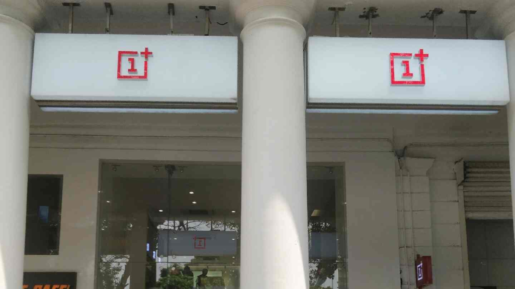 Just how to reach Oneplus Mobile (Customer Treatment) in New in Delhi by Metro, Bus or Train?